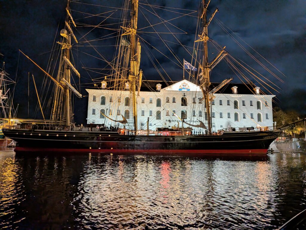 Scheepvaartmuseum bij nacht
