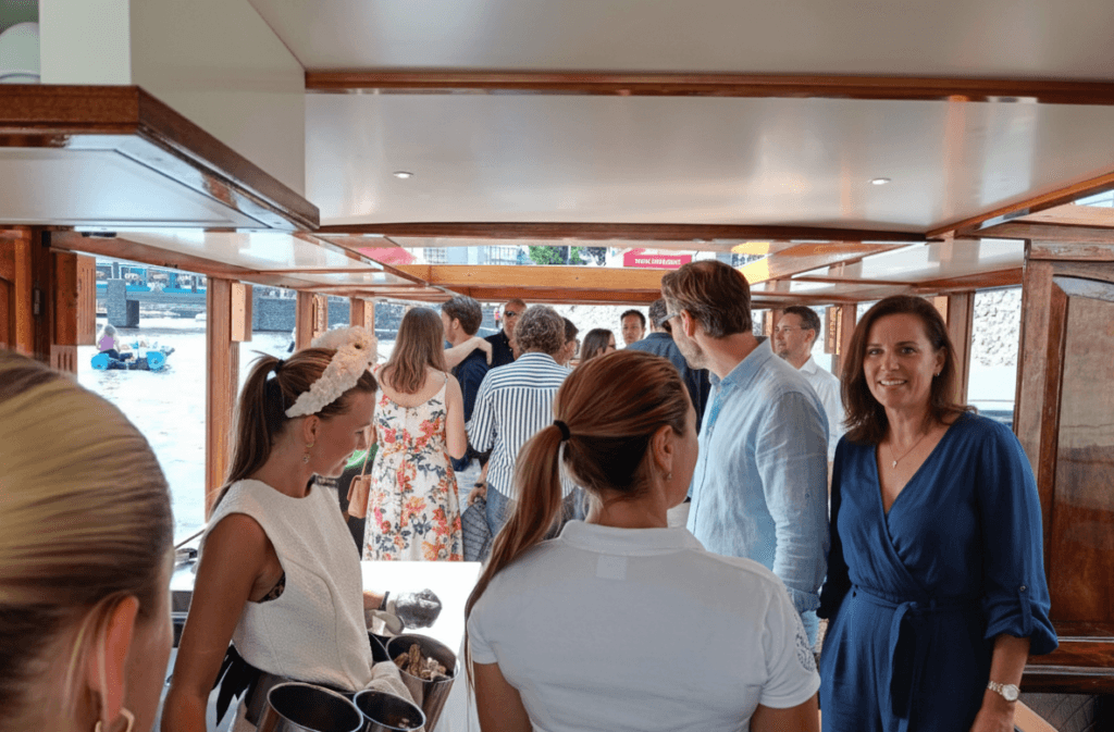 Team drinks op een boot