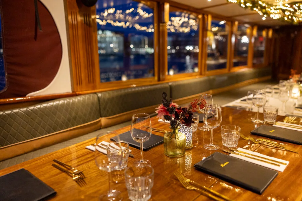 Roos gedekte tafel voor diner