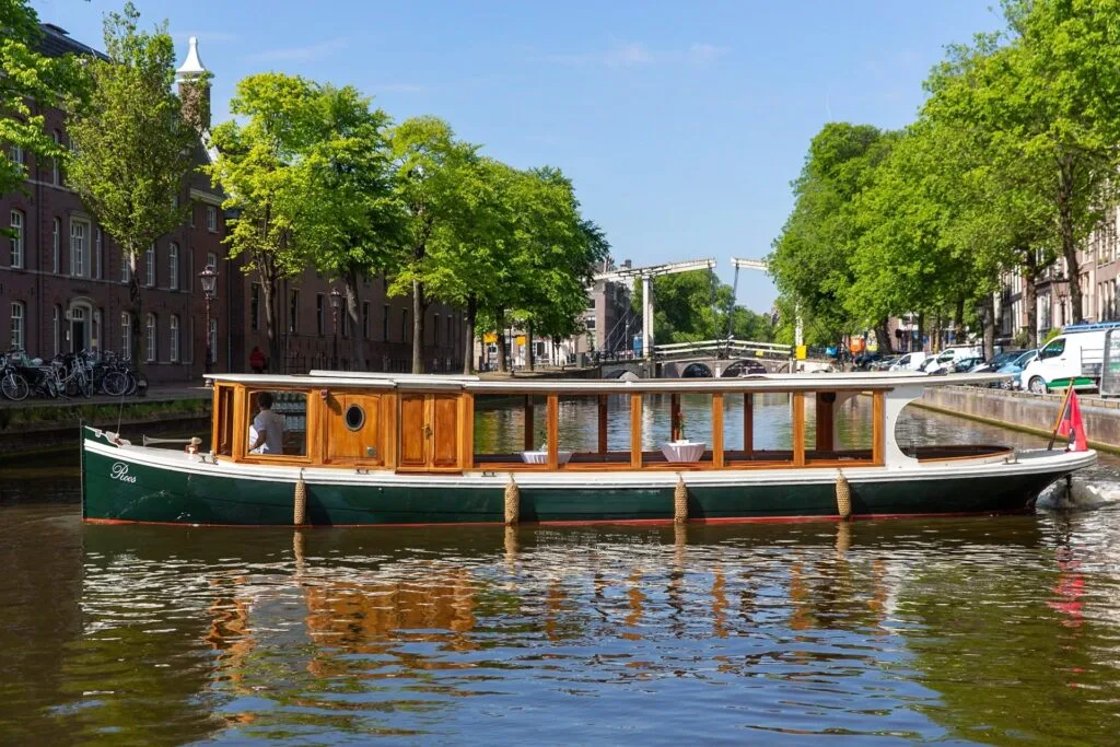 Saloonboat Roos in Amsterdam canal